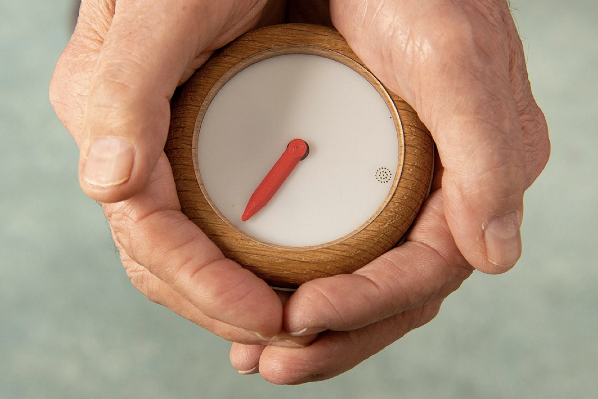 專為失智症患者設計的Aumens指南針！回歸直覺，極簡介面、單一紅色指針指引回家的路