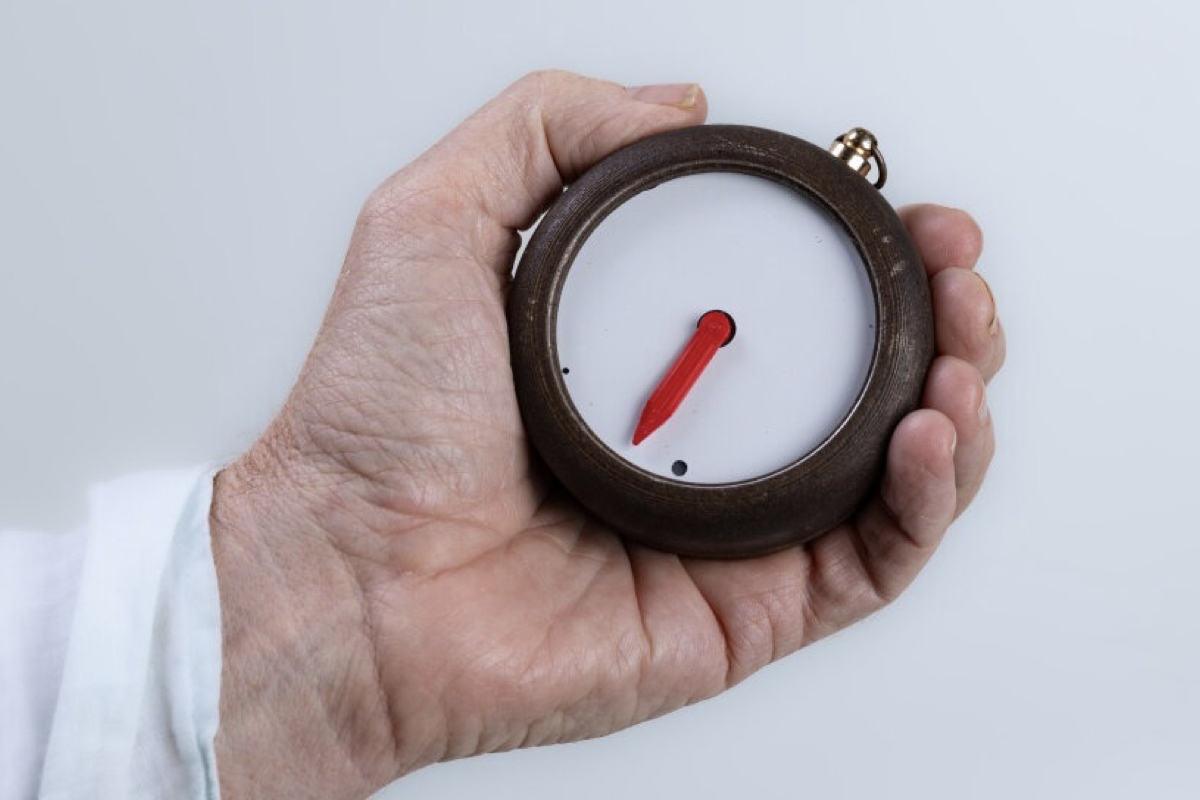 專為失智症患者設計的Aumens指南針！回歸直覺，極簡介面、單一紅色指針指引回家的路