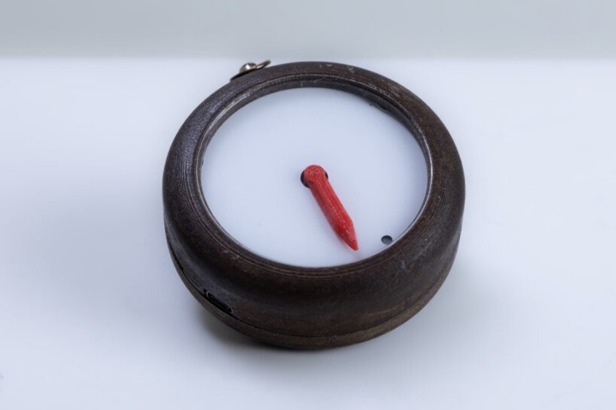 專為失智症患者設計的Aumens指南針！回歸直覺，極簡介面、單一紅色指針指引回家的路