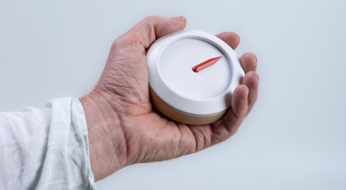 專為失智症患者設計的Aumens指南針！回歸直覺，極簡介面、單一紅色指針指引回家的路