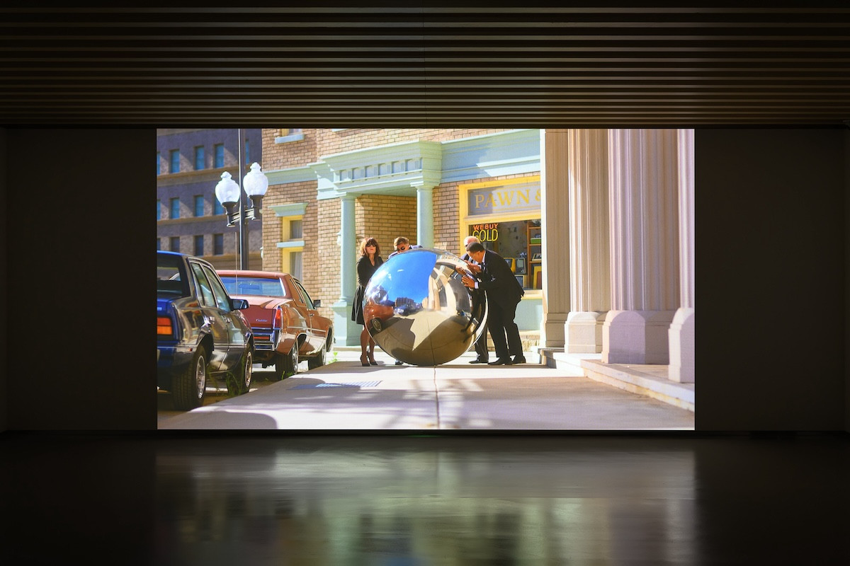 Alex Prager個展登陸TAO ART！電影美學造視覺迷宮，用荒謬美景反映當代集體焦慮