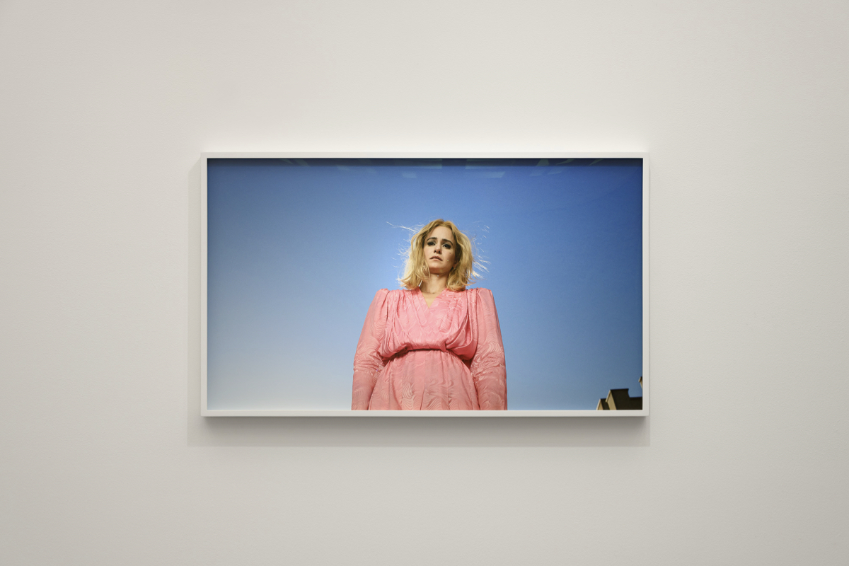 Alex Prager個展登陸TAO ART！電影美學造視覺迷宮，用荒謬美景反映當代集體焦慮