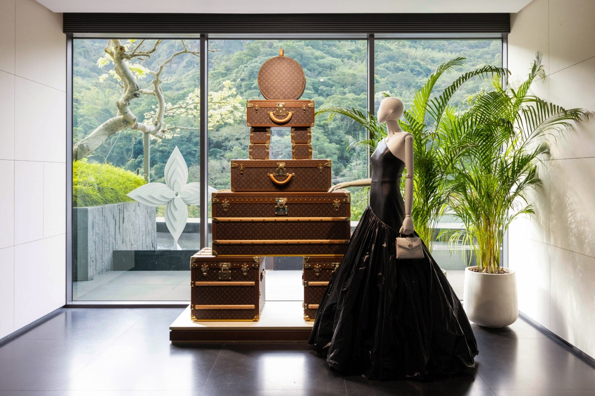 背襯清幽園景，身穿華服的人形模特兒彷彿為觀者開啟多重夢境。（圖片提供：Louis Vuitton）