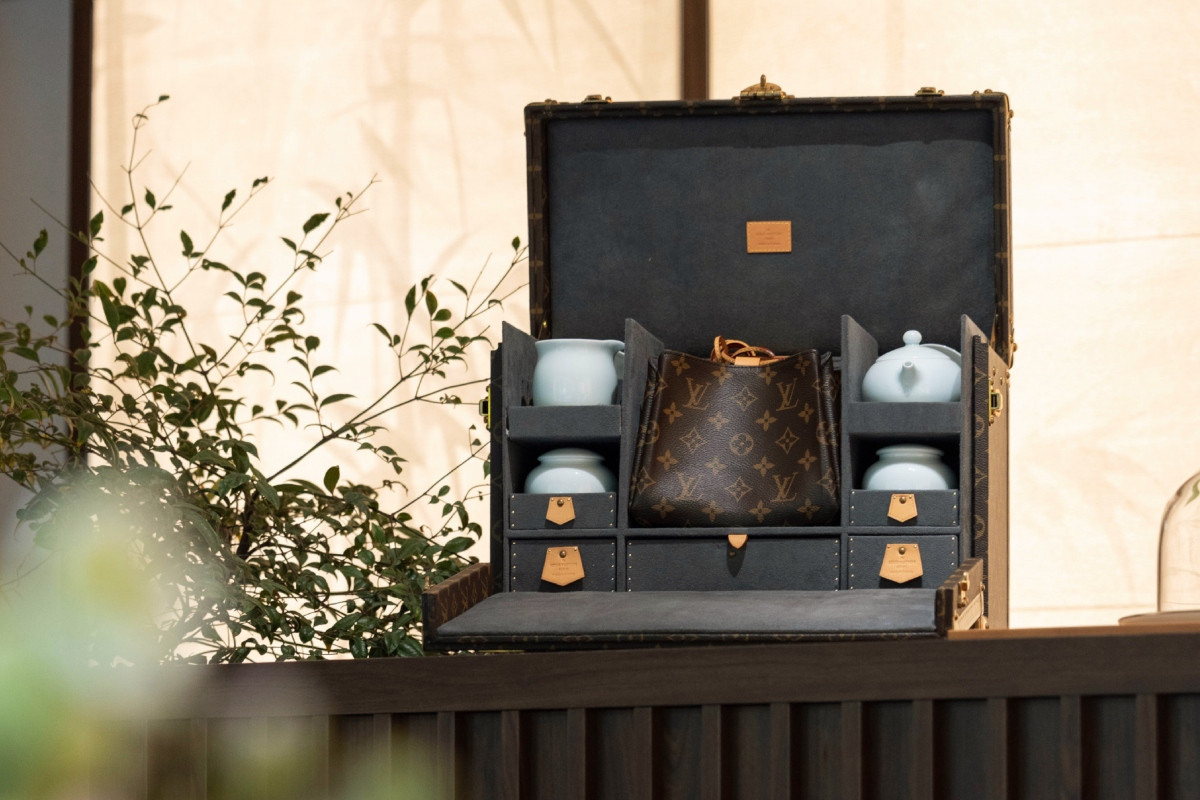 茶文化貫穿本展整體設計哲學，味蕾夢境展區尤以裝載茶具的硬箱作品呼應「茶意即禪意」精神。（圖片提供：Louis Vuitton）