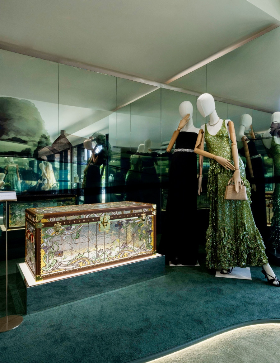 綠野夢境展區重磅呈獻Courrier Lozine 110 Monogram Asnieres Bloom彩色玻璃硬箱，參考價格 NT$29,300,000。（圖片提供：Louis Vuitton）