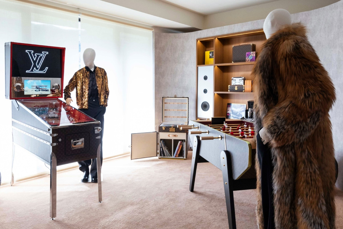 彈珠台、手足球桌等娛樂類硬箱為經典設計帶來趣味變奏。（圖片提供：Louis Vuitton）