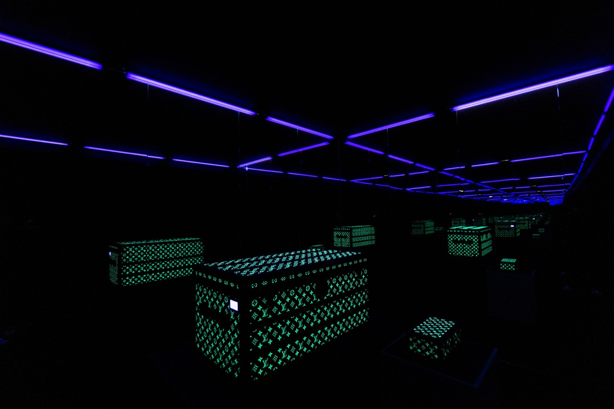 午夜藍鏡面空間展演Monogram Firefly硬箱夜光效果。（圖片提供：Louis Vuitton）