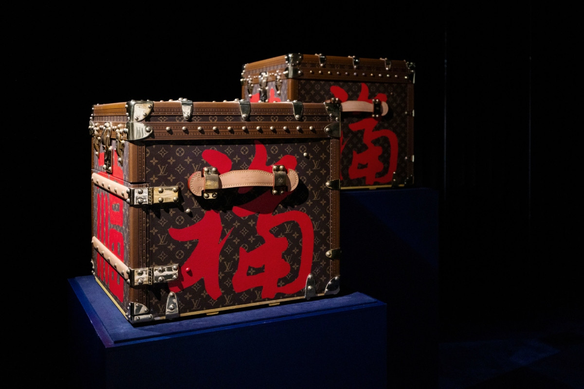 「五福」書法彩繪硬箱，參考價格 NT$1,920,000／個。（圖片提供：Louis Vuitton）