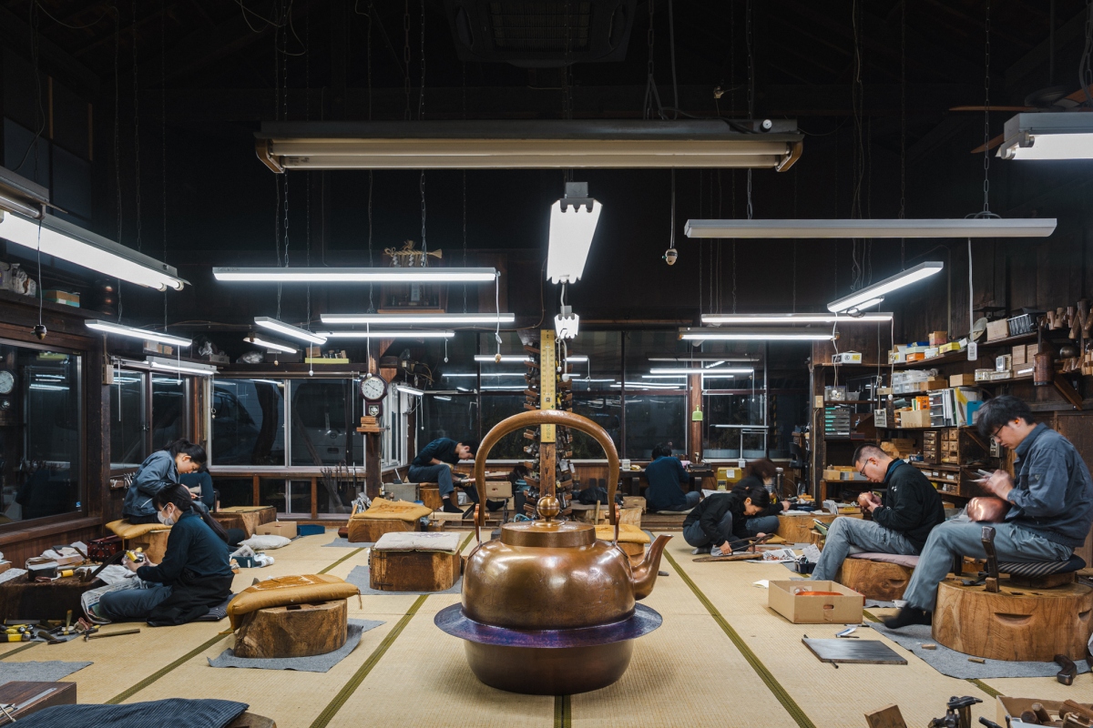 被日本選定為無形文化財的玉川堂，更將去年為大阪世博的展出而製作的 260 公升巨型水壺「鍔薬罐」首度運來台灣。（圖片提供：之間實行委員會）