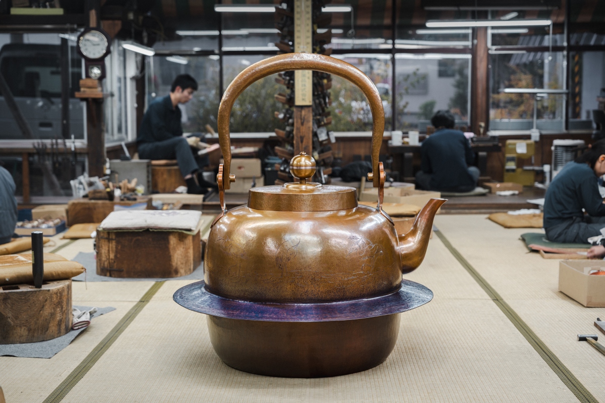 被日本選定為無形文化財的玉川堂，更將去年為大阪世博的展出而製作的 260 公升巨型水壺「鍔薬罐」首度運來台灣。（圖片提供：之間實行委員會）