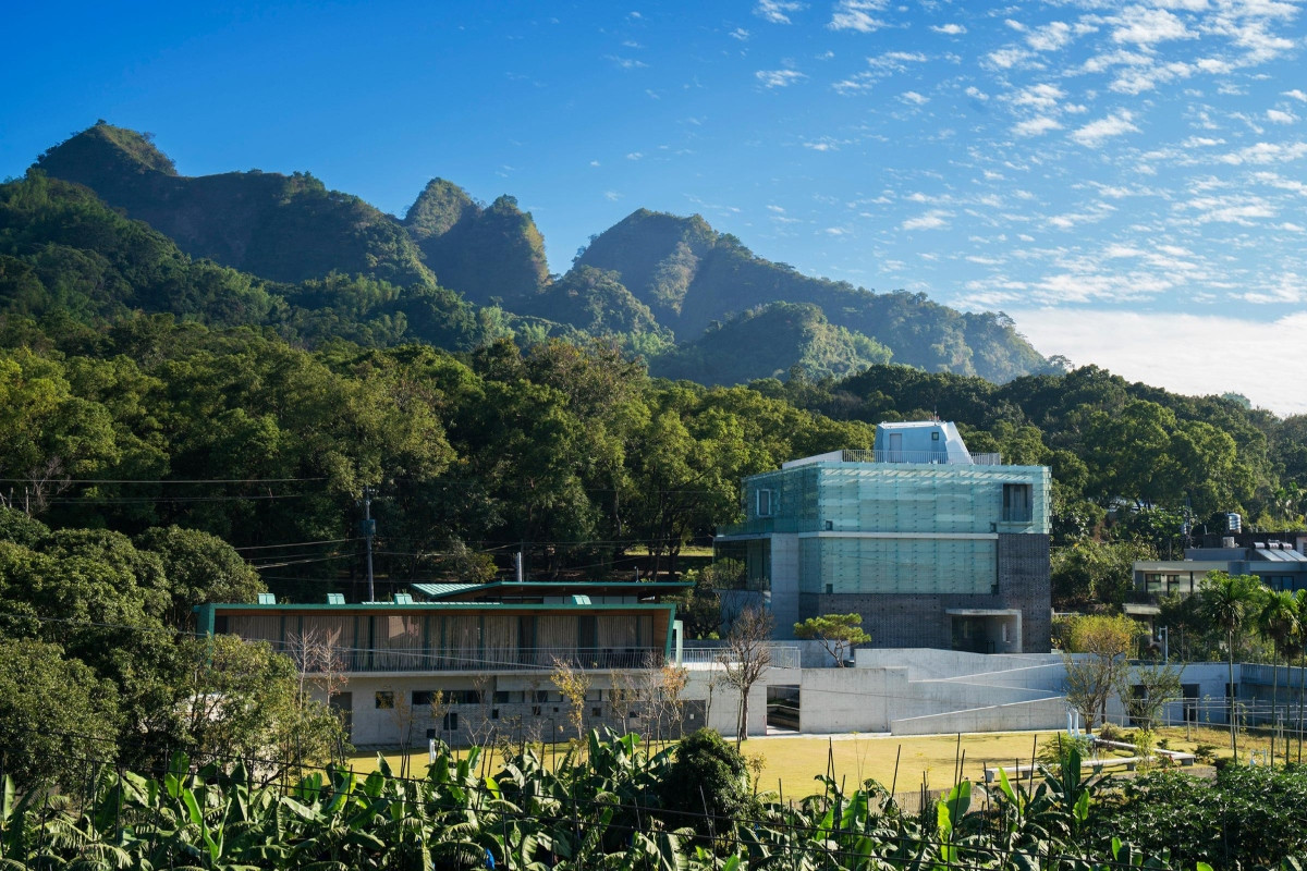 毓繡美術館坐落南投草屯九九峰山腳下。（圖片提供：毓繡美術館）