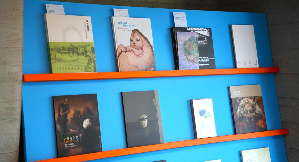 展出內容包括歷年展覽專刊及延伸製作物。（圖片提供：毓繡美術館）