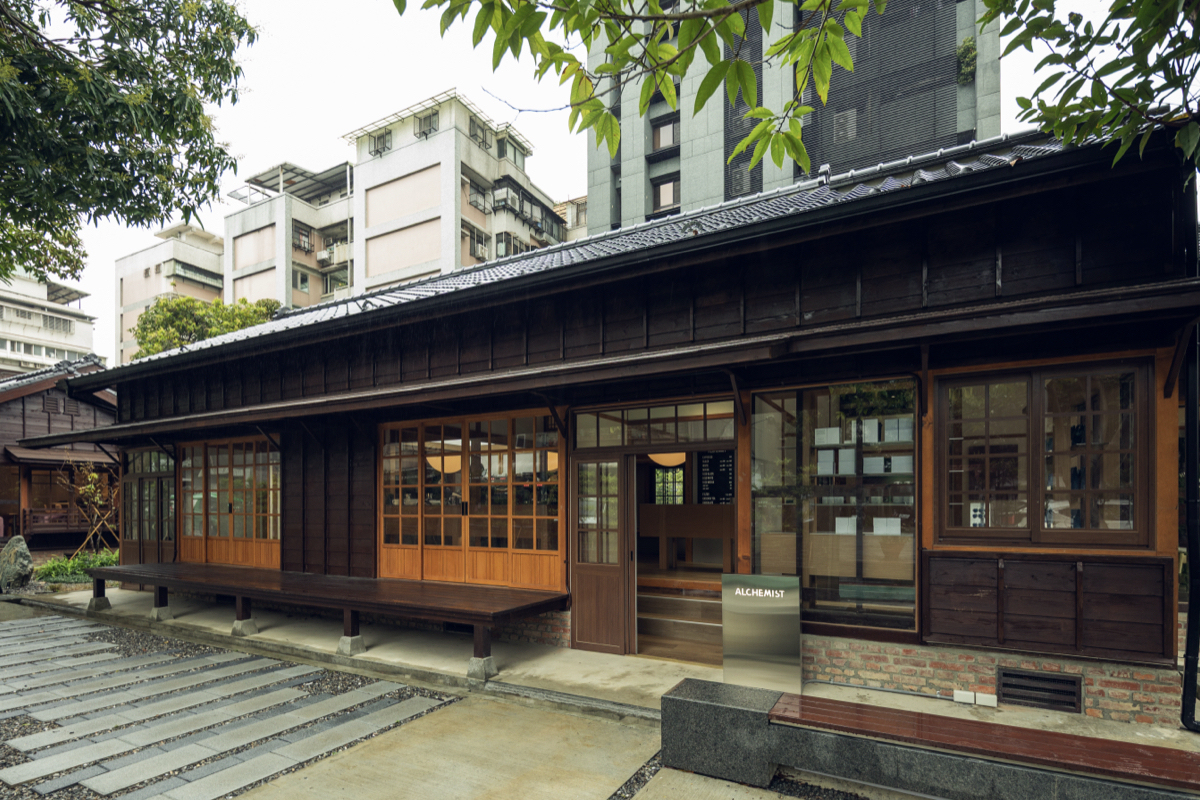 新加坡精品咖啡Alchemist大安店開幕！百年日式老屋、自家烘焙、咖啡渣再生家具等亮點