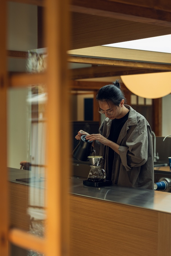 新加坡精品咖啡Alchemist大安店開幕！百年日式老屋、自家烘焙、咖啡渣再生家具等亮點