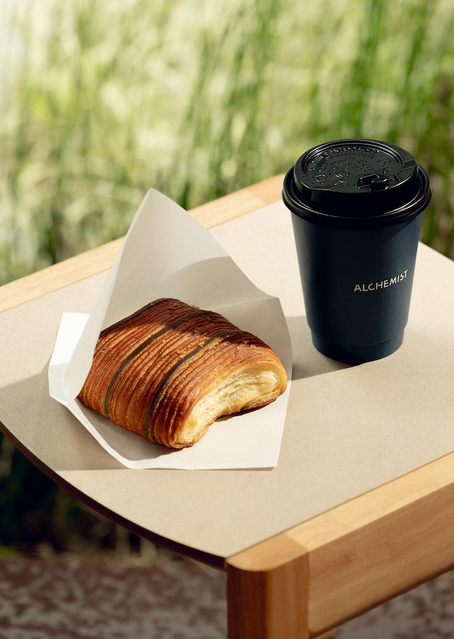 新加坡精品咖啡Alchemist大安店開幕！百年日式老屋、自家烘焙、咖啡渣再生家具等亮點