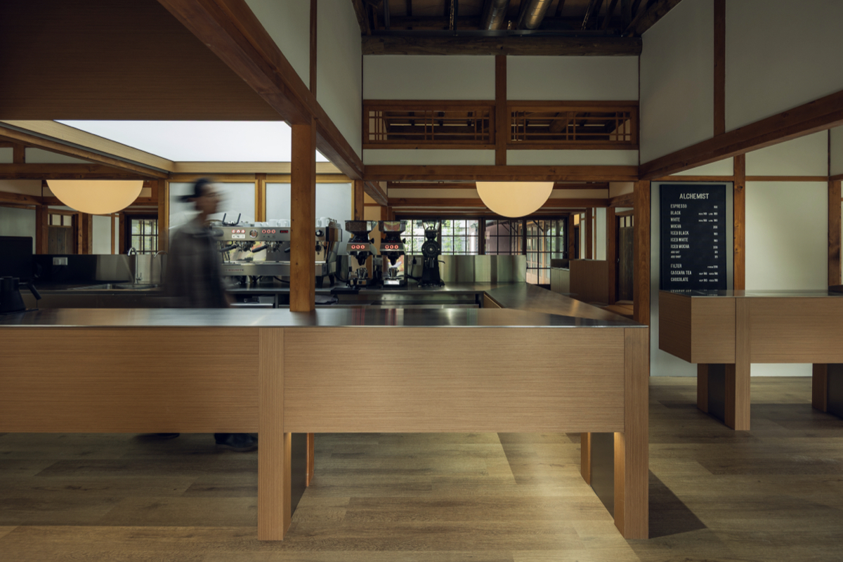 新加坡精品咖啡Alchemist大安店開幕！百年日式老屋、自家烘焙、咖啡渣再生家具等亮點