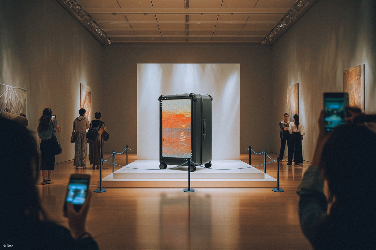 此次聯名系列首度將藝術設計結合 CASETiFY Travel 系列行李箱，讓全球旅客在機場、旅途中隨時展現對現代藝術的熱愛。（圖片提供：CASETiFY）