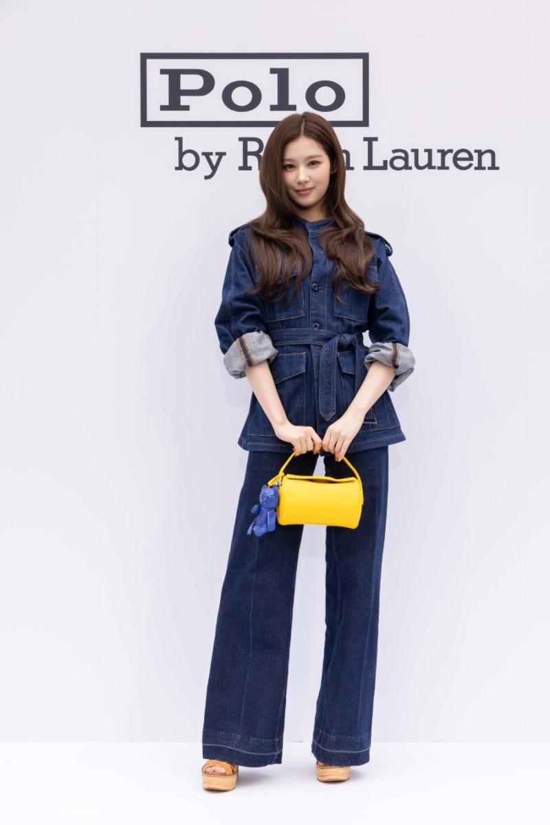 身為包款形象大使及廣告主角，Sana著全套丹寧出席Polo Ralph Lauren Polo Play春夏限定快閃店揭幕活動。（圖片提供：Polo Ralph Lauren）