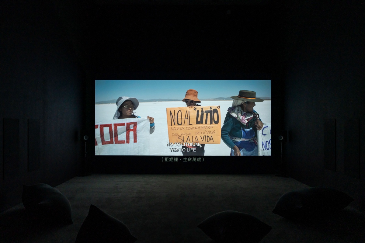 托馬斯．薩拉切諾，〈與帕查一起飛入大氣世〉（影片截圖），2017-2023。（新北市美術館提供，攝影：林冠名） Tomás Saraceno, Fly with Pacha, into the Aerocene (Still Image), 2017-2023 (Courtesy of New Taipei City Art Museum, Photo_ Lin Guan-ming)