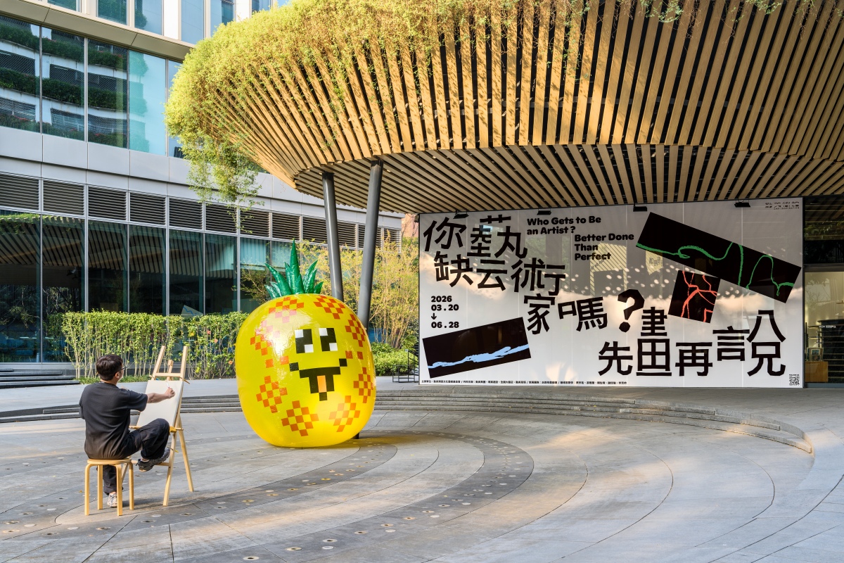 開展首場「藝術家面對面」工作坊，由走路草農藝團和大家在勤美術館前進行巨型水果的靜物寫生。（圖片提供：勤美術館）