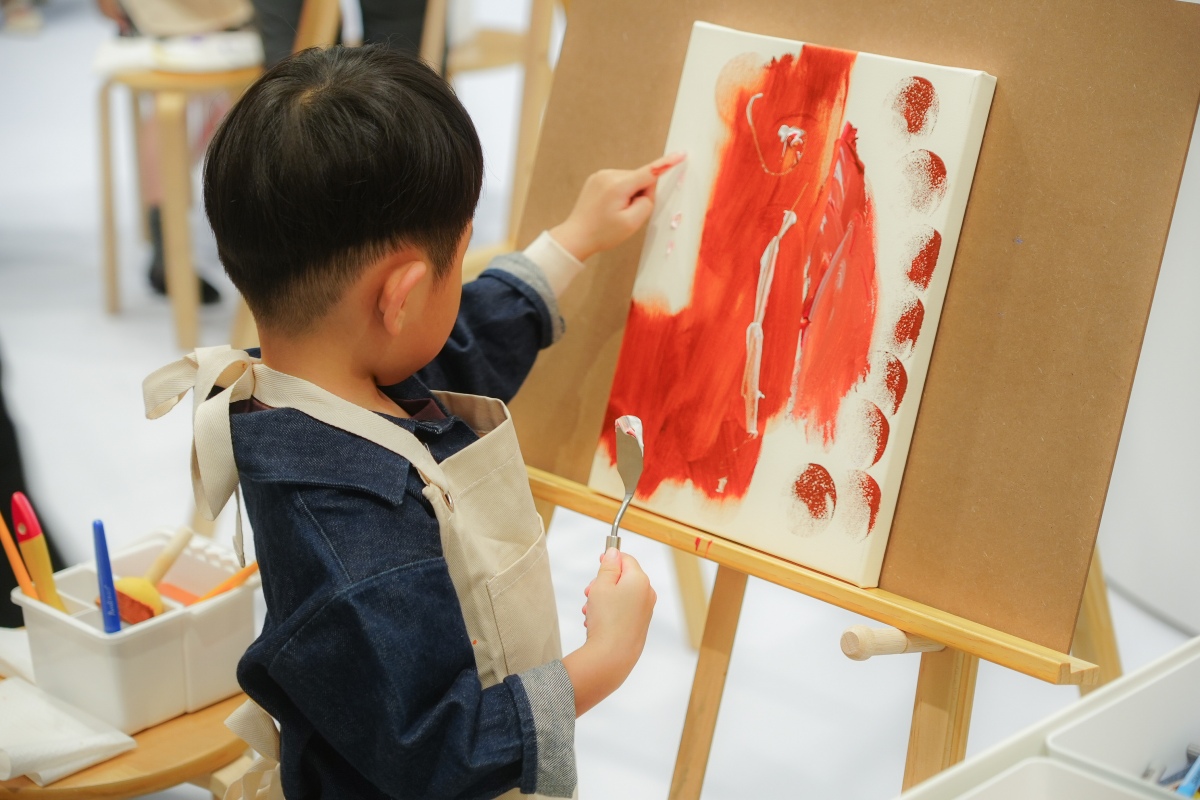 「先畫再說！」在自由畫室中，選擇自己喜歡的顏料，享受成為藝術家的快樂。（圖片提供：勤美術館） 