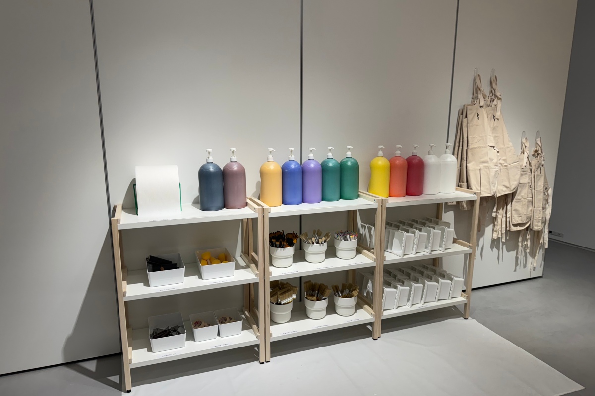 民眾入場時，將領取一組藝術家養成套包，包含藝術家證、體驗卡、創作材料與道具等。（攝影：Adela Cheng） 