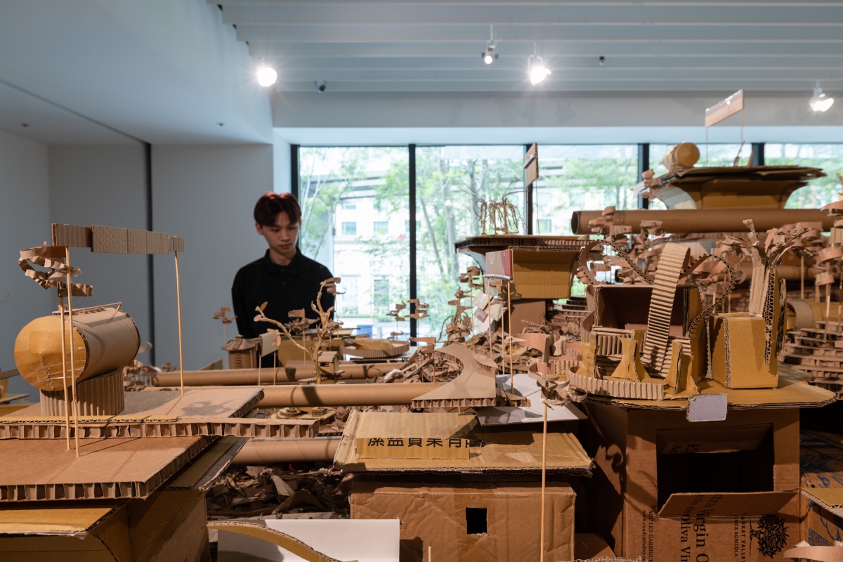 菲律賓藝術家阿奎禮贊夫婦，全新現地創作的大型裝置《居所：（在某處）另一個國家計畫》（圖片提供：忠泰美術館）