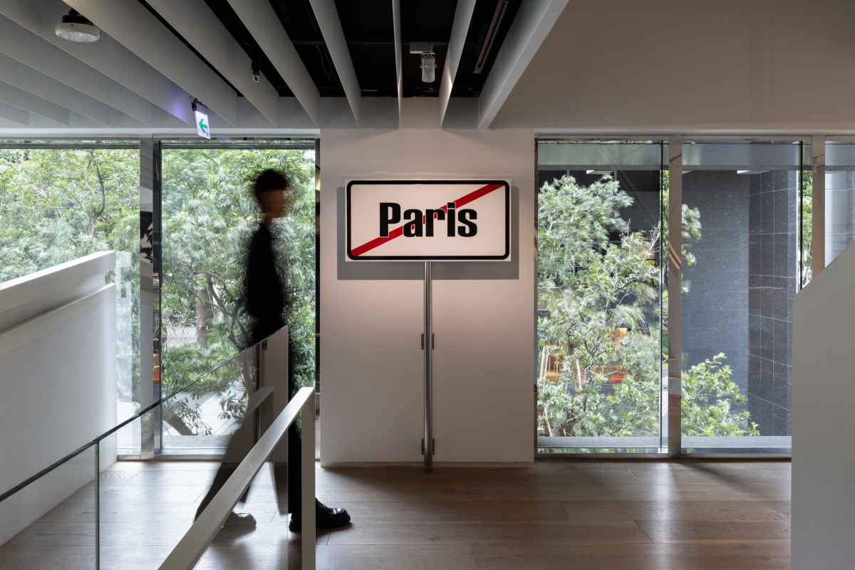 羅馬尼亞藝術家塞巴斯蒂安．摩爾多萬的作品《巴黎計畫》（圖片提供：忠泰美術館）