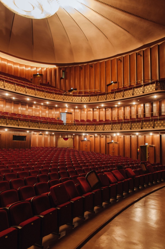 劇場大廳（改建前），2018年 © Florian Waadt 與 Nikolas Hagele／奧格斯堡市