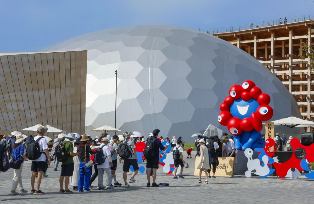 脈脈雕像在世博是人氣拍照點。（圖片提供 © 大阪・関西万博報道写真展）
