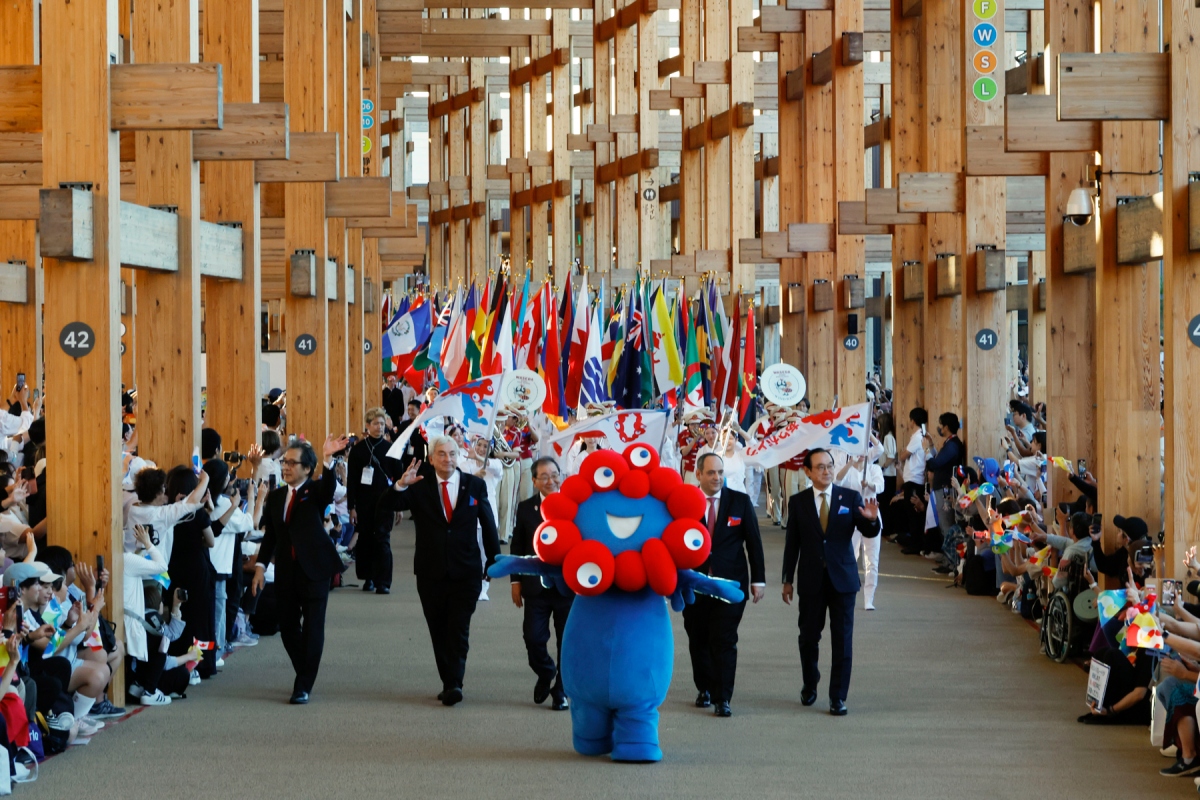 日本共同通信社舉辦《大阪．關西萬博報導寫真展》，以新聞攝影追溯脈脈從誕生到閉幕的旅程。圖片攝於2025年10月13日，脈脈於大屋根遊行亮相。（圖片提供 © 大阪・関西万博報道写真展）