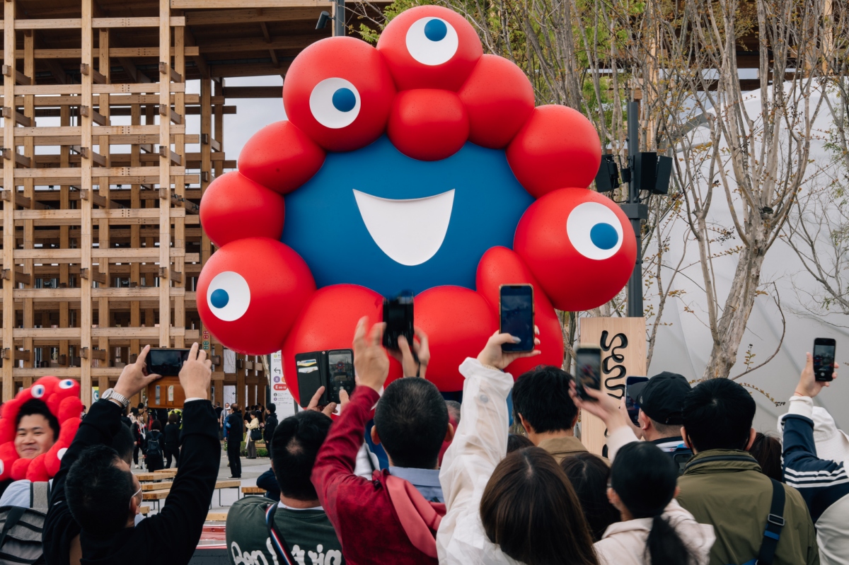 世博會場東門的脈脈雕像。（攝影：蔡耀徵）