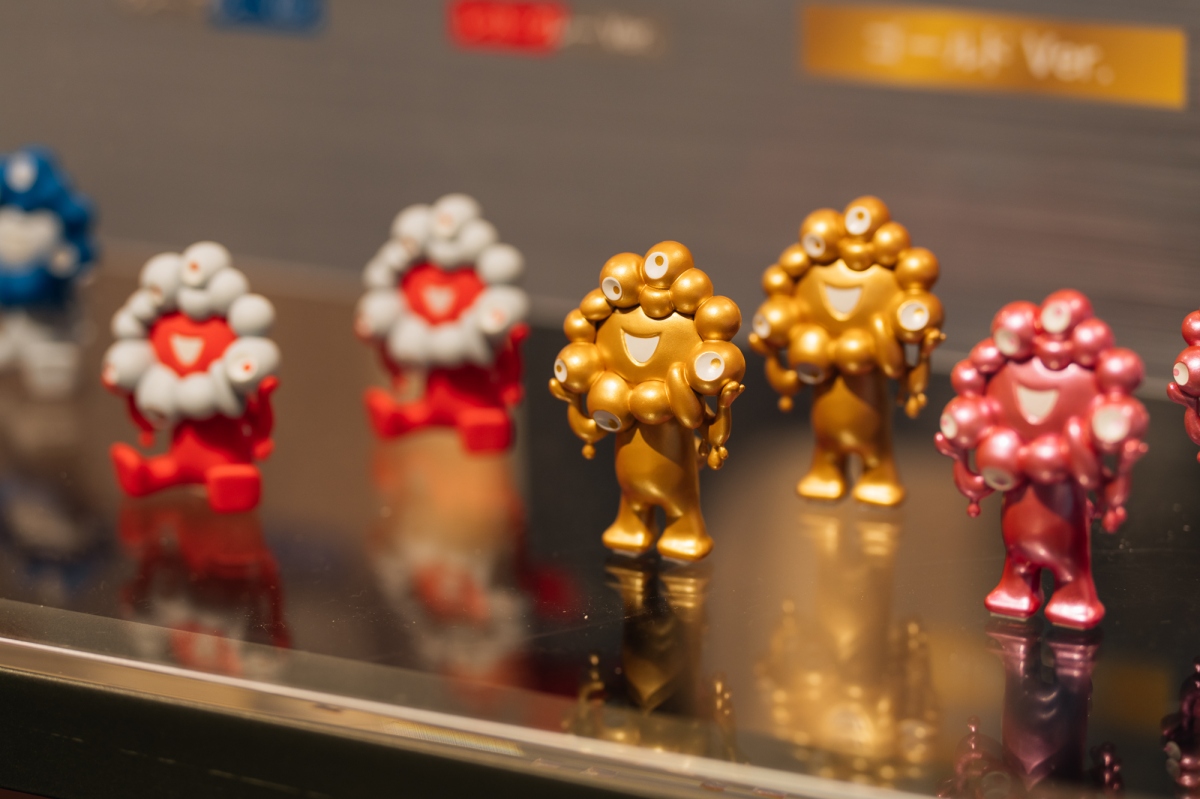 世博會場商店限定的脈脈扭蛋，金色和粉色為特殊色。（攝影：蔡耀徵）