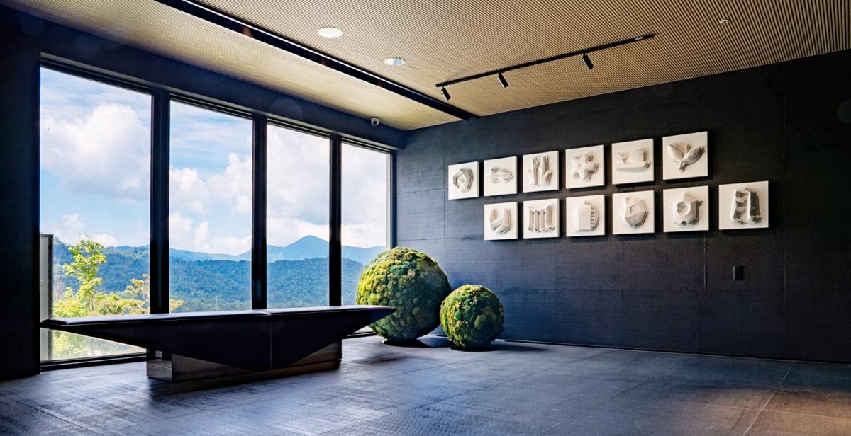 朱芳毅作品「日月十二象形」。（圖片提供：漢來日月行館）