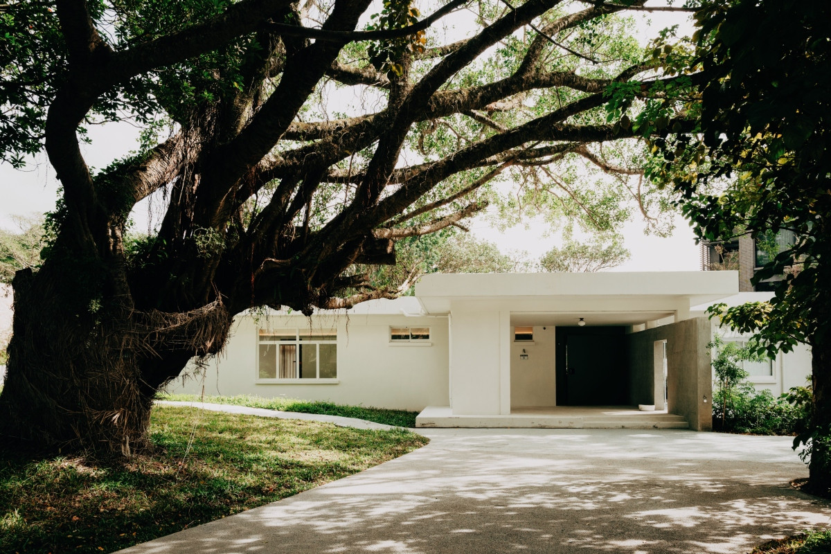 Dwell沿襲原建築語彙，同時利用院落間的留白蘊育屬於空間的呼吸；圖為Dwell 8門前景致。（圖片提供：初衣食午）