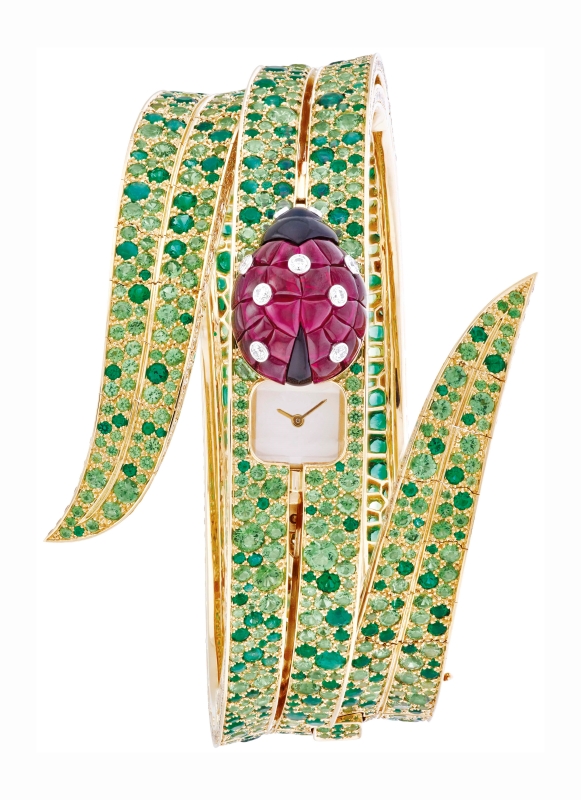 Secret de Coccinelle 腕錶，黃K金、玫瑰金、白K金、傳統隱密式鑲嵌拱面紅寶石、祖母綠、沙弗萊石、縞瑪瑙、鑽石、手動上鍊機械機芯。（圖片提供：Van Cleef & Arpels ）