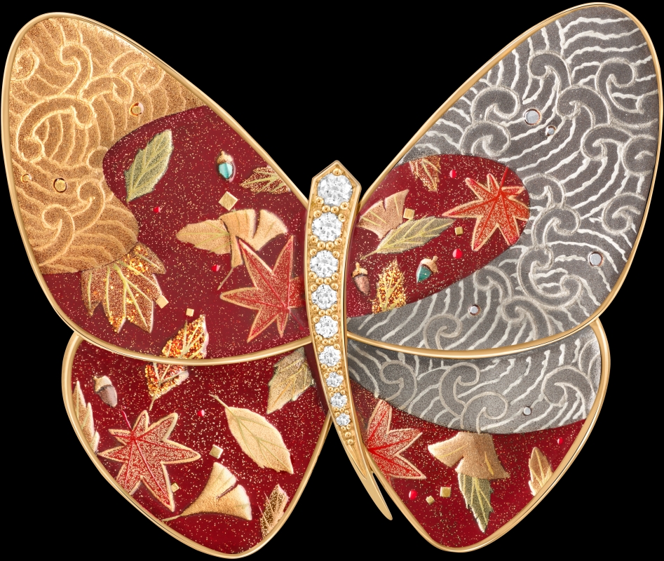Lacquered Butterfly Fukiyose AM 彩漆蝴蝶胸針，黃 K金、白色珍珠母貝、鑽石。（圖片提供：Van Cleef & Arpels ）