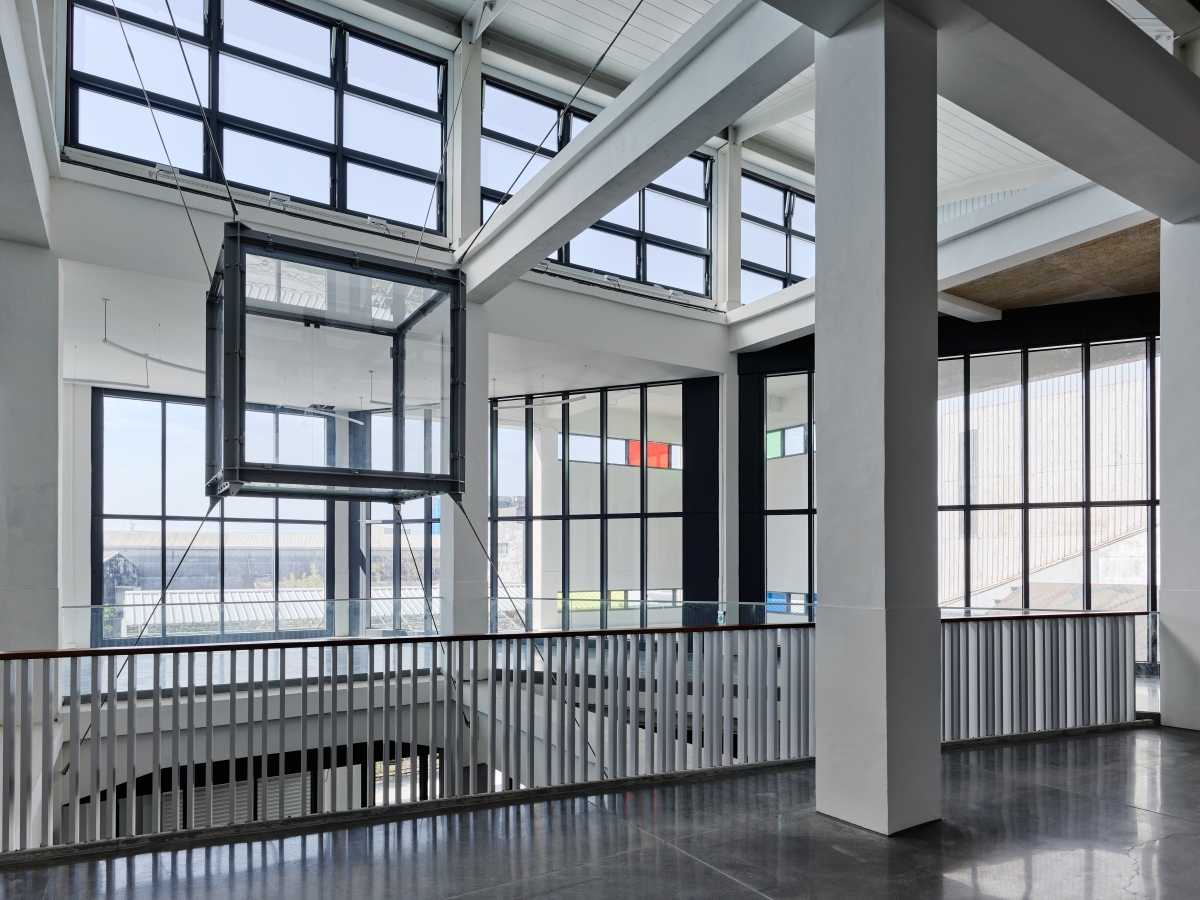 中央廊道懸掛三組玻璃展櫃，彷彿漂浮於空間之中的透明盒體，成為串聯樓層與視線的視覺焦點。（圖片來源：屏東縣政府）