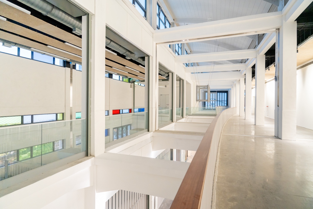 中央廊道局部挑空，打造通透流暢的參觀動線。（圖片來源：屏東縣政府）