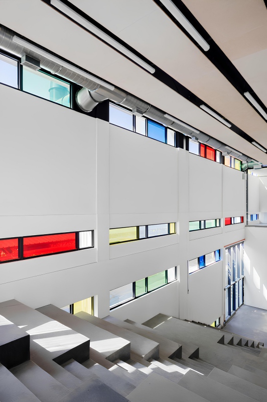 建築引入自然天光，營造最佳的照明。（圖片來源：屏東縣政府）