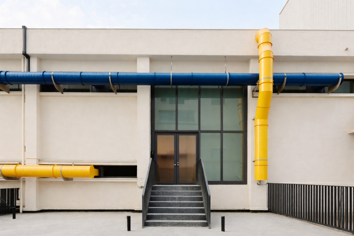 繽紛管線豐富視覺層次，為舊倉庫賦予嶄新立面意象。（圖片來源：屏東縣政府）