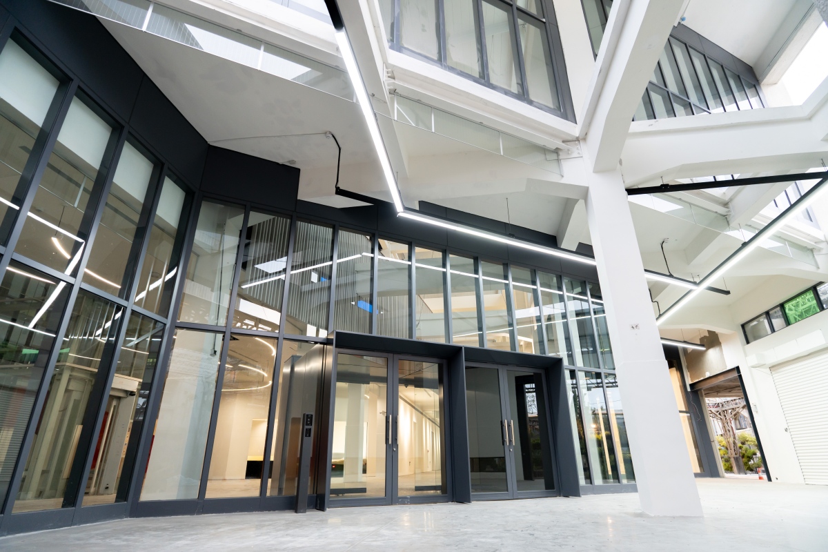 保留舊建物，入口退縮，創造開闊視覺感。（圖片來源：屏東縣政府）