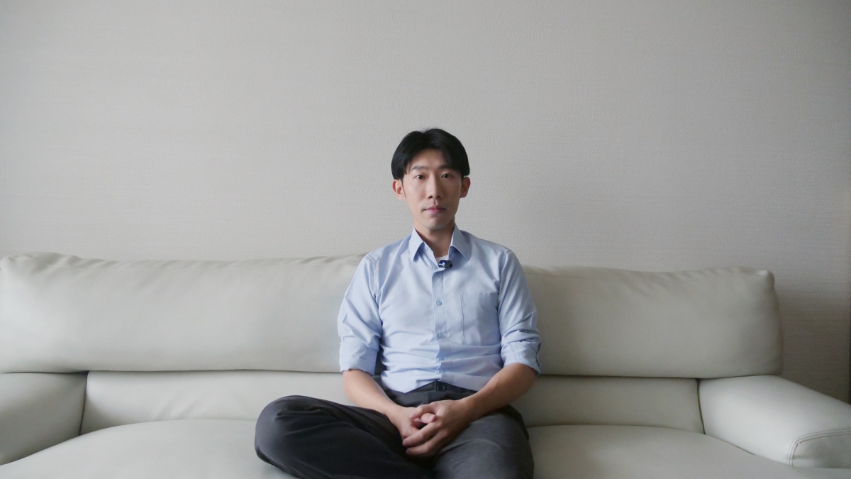 鄭亭亭 〈口述影像〉∣臺灣 Ting-Ting CHENG, Audio Description2026　三頻道錄像 70 min 藝術家提供