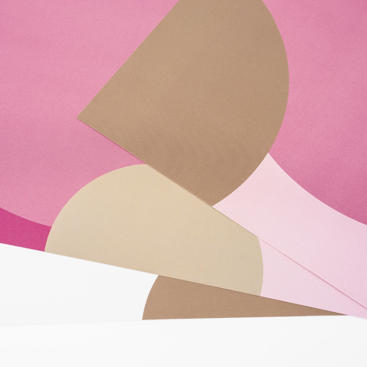 樂桃航空的企業識別色以讓人聯想到鮮嫩桃子的粉紅色為基調，搭配杏色與棕色，構築出溫柔且帶有信賴與質感的世界觀。（圖片來源：樂桃航空官網）