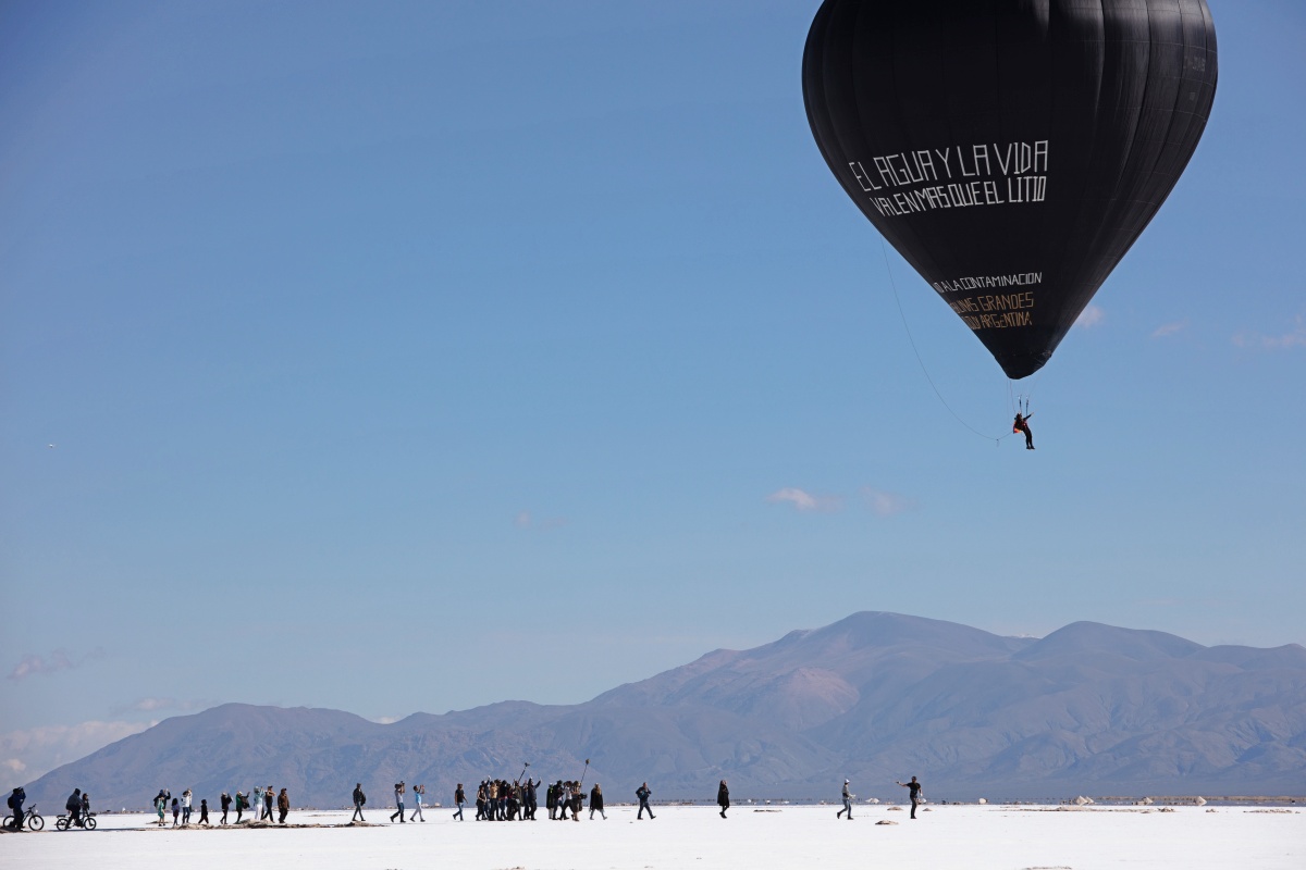 〈與大氣世帕查一同飛行〉，2020年。（作品由大氣世基金會、薩利納斯格蘭德斯與瓜亞塔約克湖原住民社群，以及紐格赫姆施耐德畫廊（柏林）提供。｜圖片由大氣世基金會以 CC BY-SA 4.0 授權。）