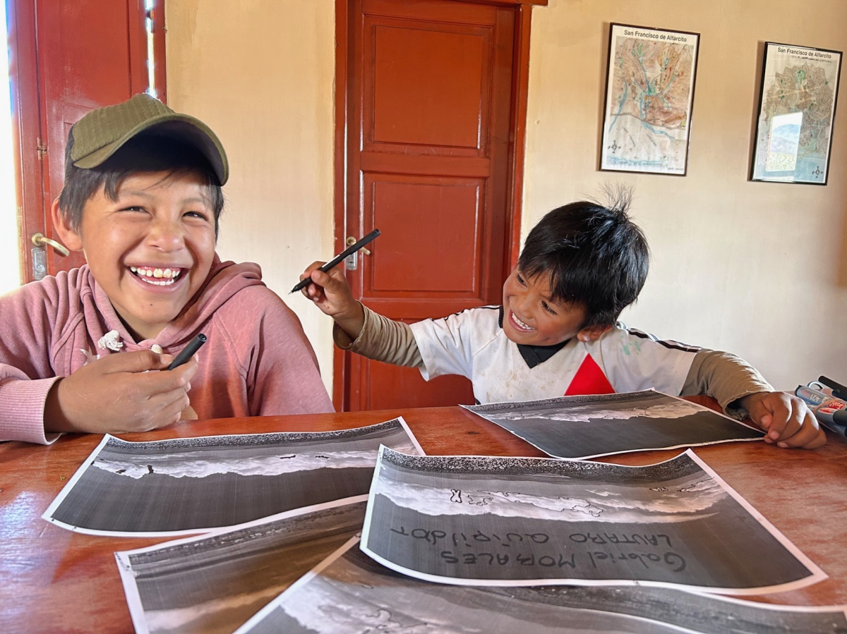 朝向〈公平雲朵〉的工作坊，阿根廷胡胡伊省，2023年。（作品由Aerocene基金會、薩利納斯格蘭德斯與瓜亞塔約克湖原住民社群，以及紐格赫姆施耐德畫廊（柏林）提供。圖片由Aerocene基金會以 CC BY-SA 4.0 授權。）