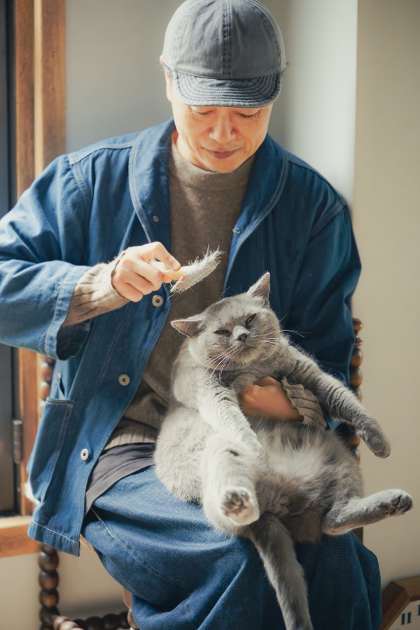 原本是「狗派」的鈴野浩一，從澳洲回國後展開了與貓共居的生活。（攝影：傅詩翔）