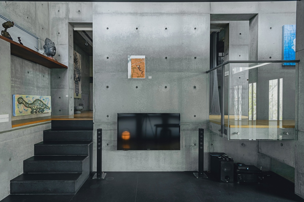 劉文豪〈61〉、〈雲〉與李秉璈〈生活的拓片04〉。（圖片提供：葛映辰）