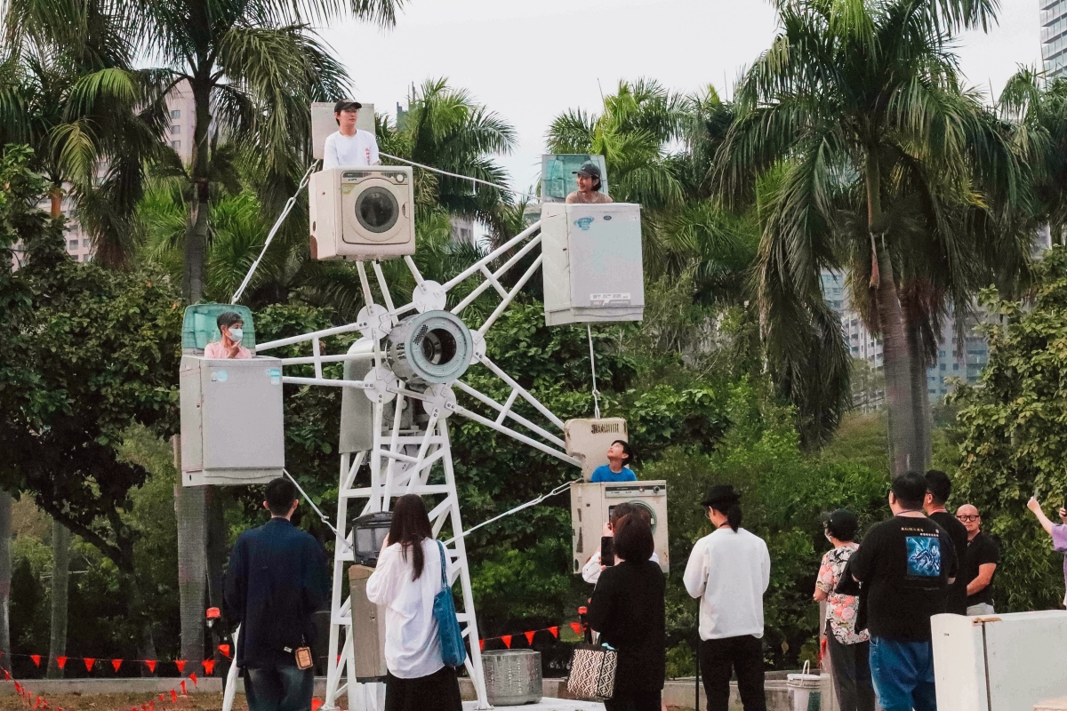 廖建忠〈運轉生活的終點站 4.0 L-oops〉將廢棄家電轉化為具象徵性的機械結構，映照出人們對效率、循環、消費的集體依賴。（圖片提供：高美館）