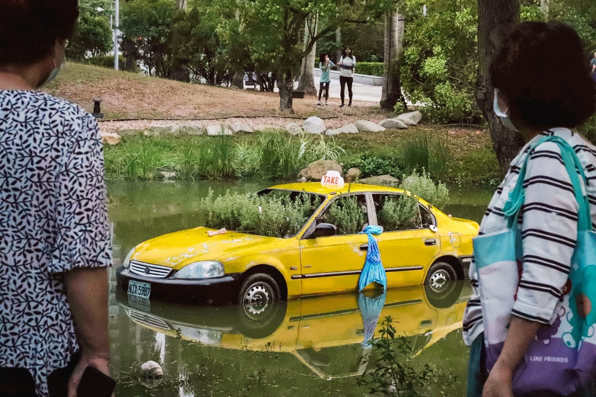 倪祥〈不可抗力丸〉玩轉了「Taxi」與「Take Sea」諧音的諧音與意象，展開對極端氣候與海平面上升的狂想預演。（圖片提供：高美館）